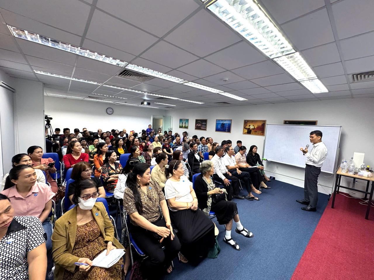 Nhiều người rất quan tâm đến nguồn nước sạch và vấn đề sức khỏe. Nhiều người rất quan tâm đến nguồn nước sạch và vấn đề sức khỏe.