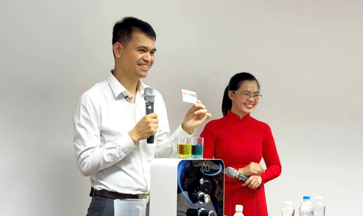 Tiến sĩ Trịnh Minh Tuyên (áo trắng) đang phân tích chỉ số nguồn nước. Tiến sĩ Trịnh Minh Tuyên (áo trắng) đang phân tích chỉ số nguồn nước.