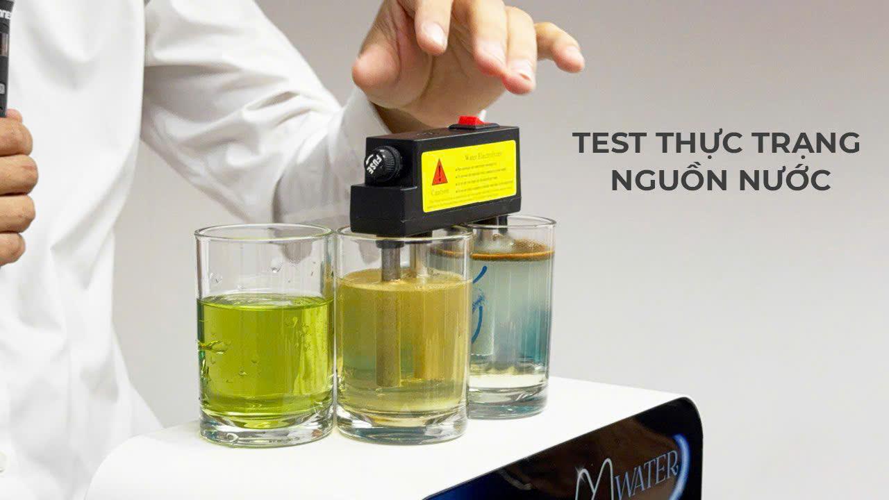 Tiến sĩ Trịnh Minh Tuyên đang test thực trạng nguồn nước tại một hội thảo. Tiến sĩ Trịnh Minh Tuyên đang test thực trạng nguồn nước tại một hội thảo.