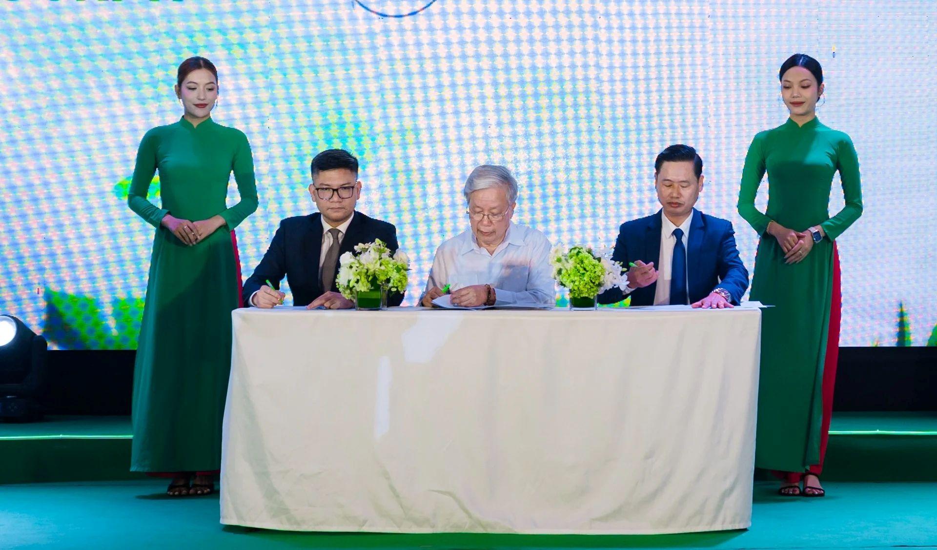 Ông Nguyễn Đình Hòa (ngoài cùng bên trái) - Phó chủ tịch HĐQT VTD cùng các bên ký kết thỏa thuận triển khai Hành trình Việt Nam. Ông Nguyễn Đình Hòa (ngoài cùng bên trái) - Phó chủ tịch HĐQT VTD cùng các bên ký kết thỏa thuận triển khai Hành trình Việt Nam.