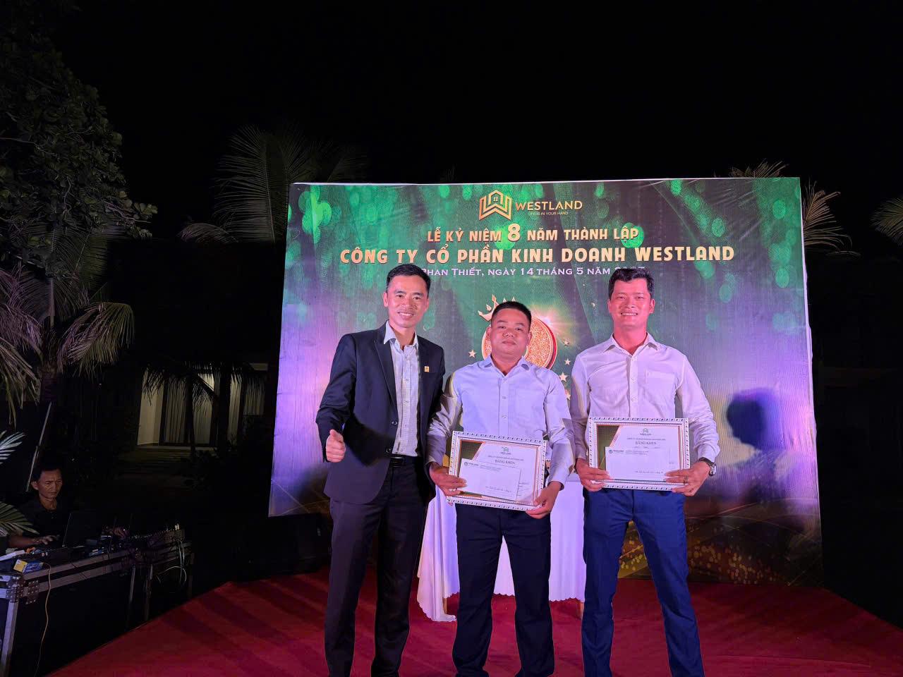 Ông Võ Thành Đạt, Chủ tịch HĐQT Công ty Cổ phần Kinh doanh WestLand trao thưởng cho nhân viên có thành tích nổi bật trong quý I/2025. Ông Võ Thành Đạt, Chủ tịch HĐQT Công ty Cổ phần Kinh doanh WestLand trao thưởng cho nhân viên có thành tích nổi bật trong quý I/2025.