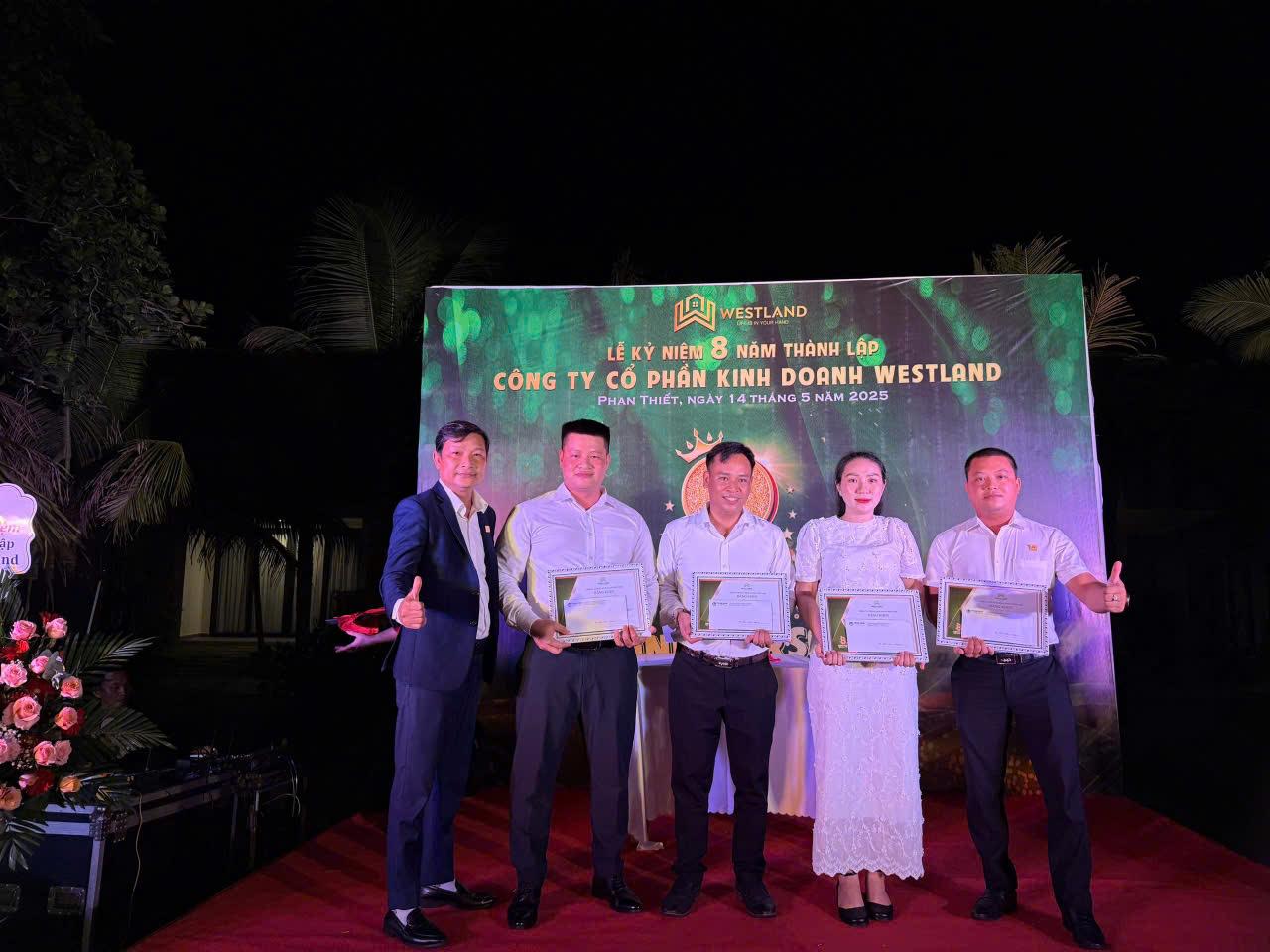 Bạn lãnh đạo WestLand khen thưởng những cá nhân xuất sắc trong quý I/2025. Bạn lãnh đạo WestLand khen thưởng những cá nhân xuất sắc trong quý I/2025.