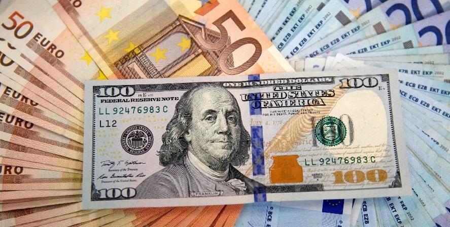 So với đồng Euro, đồng USD đã trượt xuống mức thấp nhất kể từ cuối năm ngoái. (Ảnh minh họa: Xinhua)