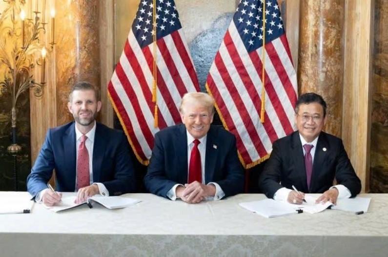 Từ trái sang: Ông Eric Trump, ông Donald Trump, ông Đặng Thành Tâm