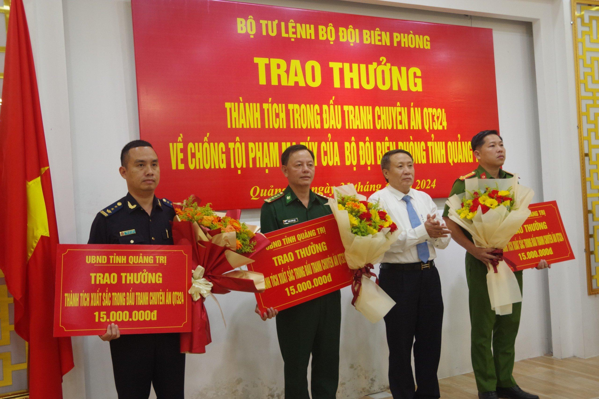 Bộ Tư Lệnh Bộ đội Biên phòng tỉnh Quảng Trị và UBND tỉnh Quảng Trị trao Bằng khen và tiền thưởng cho lực lượng phối hợp tham gia phá án.
