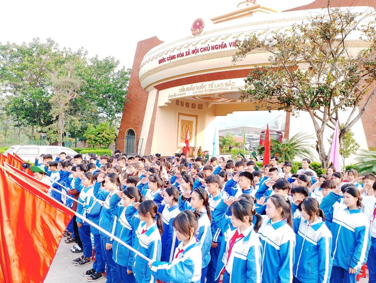 Học sinh Trường THCS Lao Bảo thích thú khi được tham gia “Tiết học biên giới”.