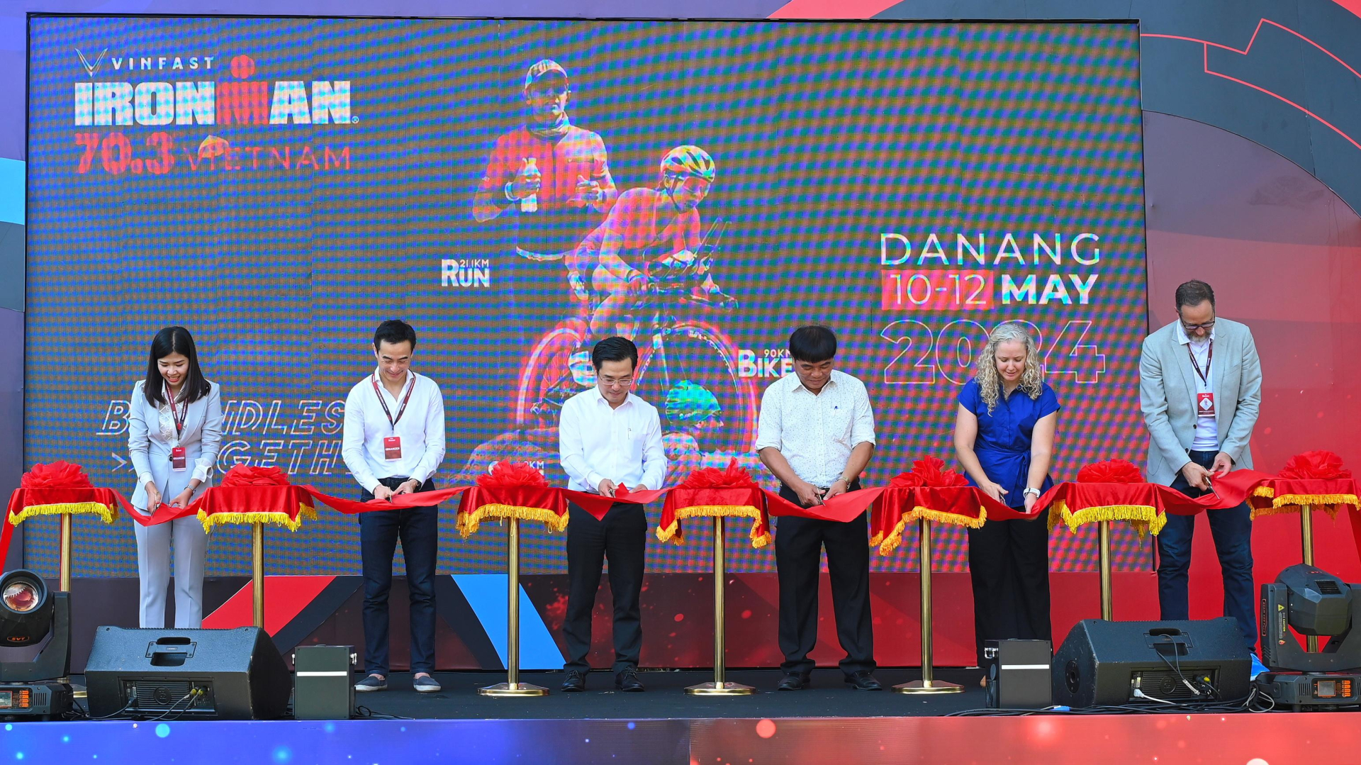 Đại diện Ban tổ chức và đại biểu cắt băng khai mạc giải VinFast IRONMAN 70.3 Việt Nam năm 2024.