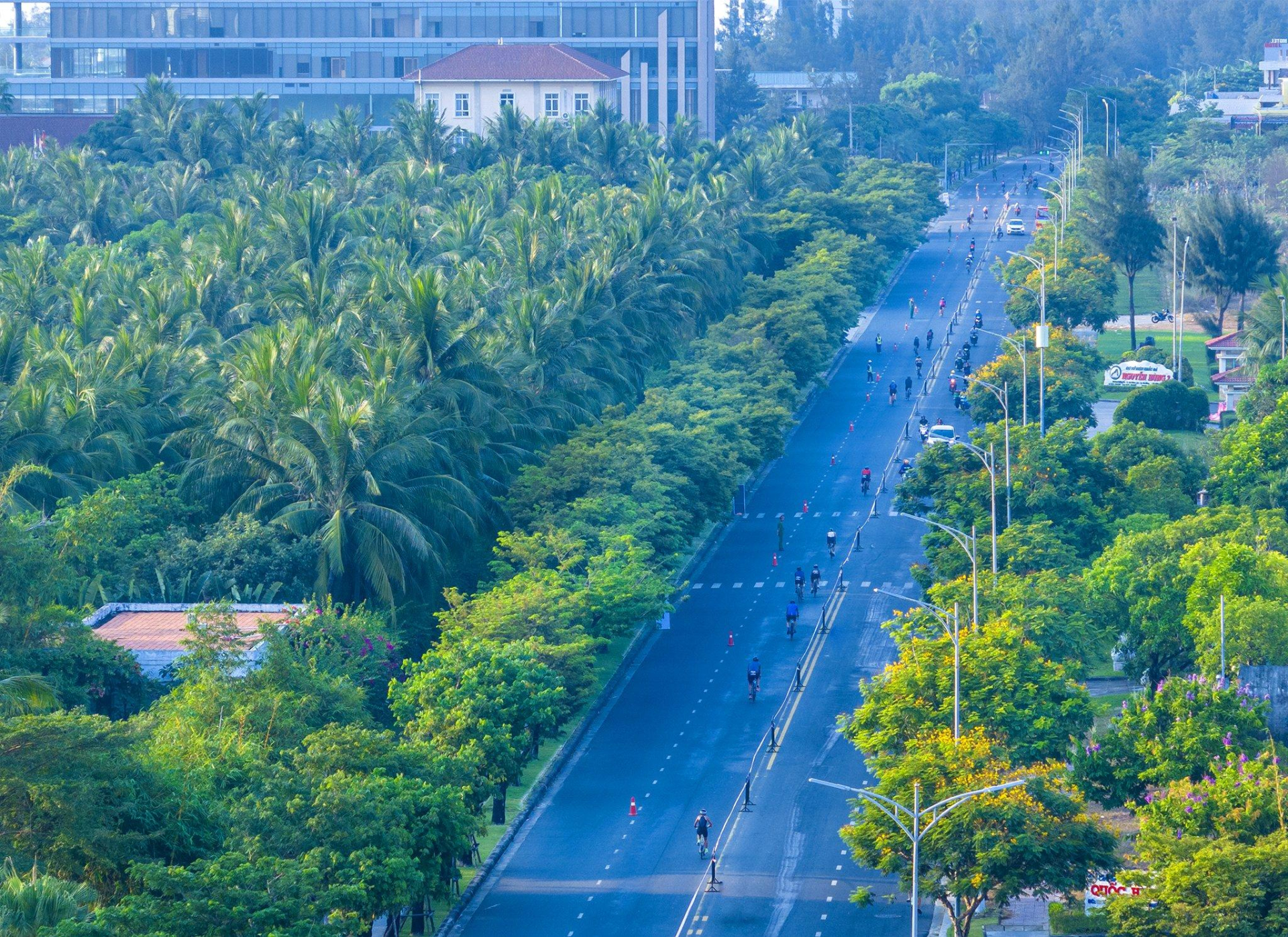 Các VĐV tham gia thi đấu môn đạp xe qua những cung đường đẹp nhất của TP. Đà Nẵng.