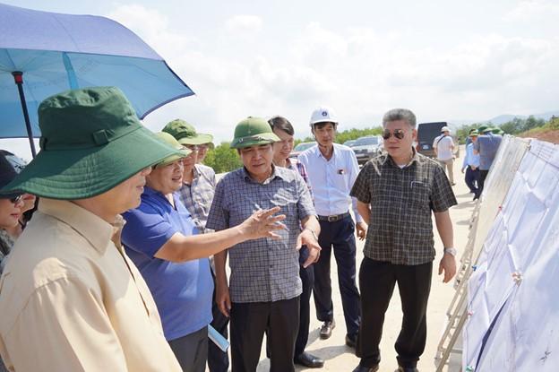 Đoàn công tác Ủy ban Kinh tế Quốc hội kiểm tra vị trí nút giao thị trấn Nông trường Việt Trung (huyện Bố Trạch).
