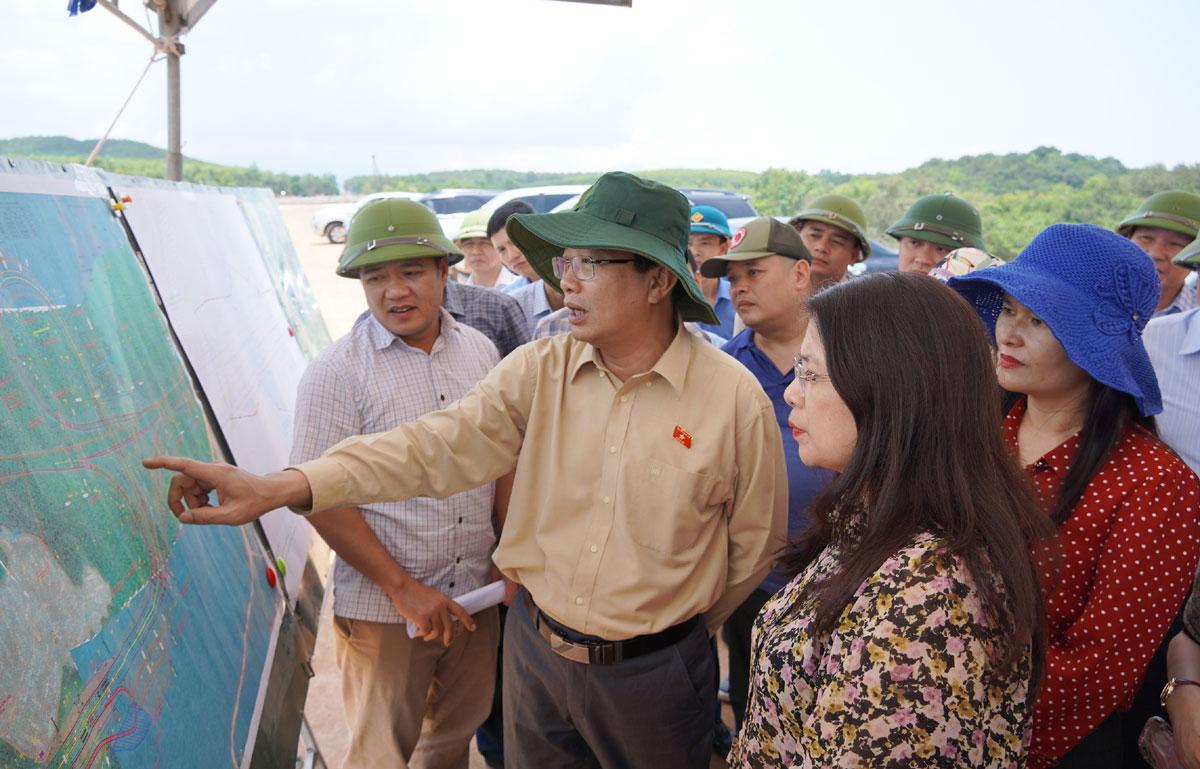 Đồng chí Nguyễn Minh Sơn - Phó Chủ nhiệm Ủy ban Kinh tế Quốc hội khảo sát thực địa tại vị trí nút giao với đường Tiến - Châu - Văn Hóa (huyện Quảng Trạch).