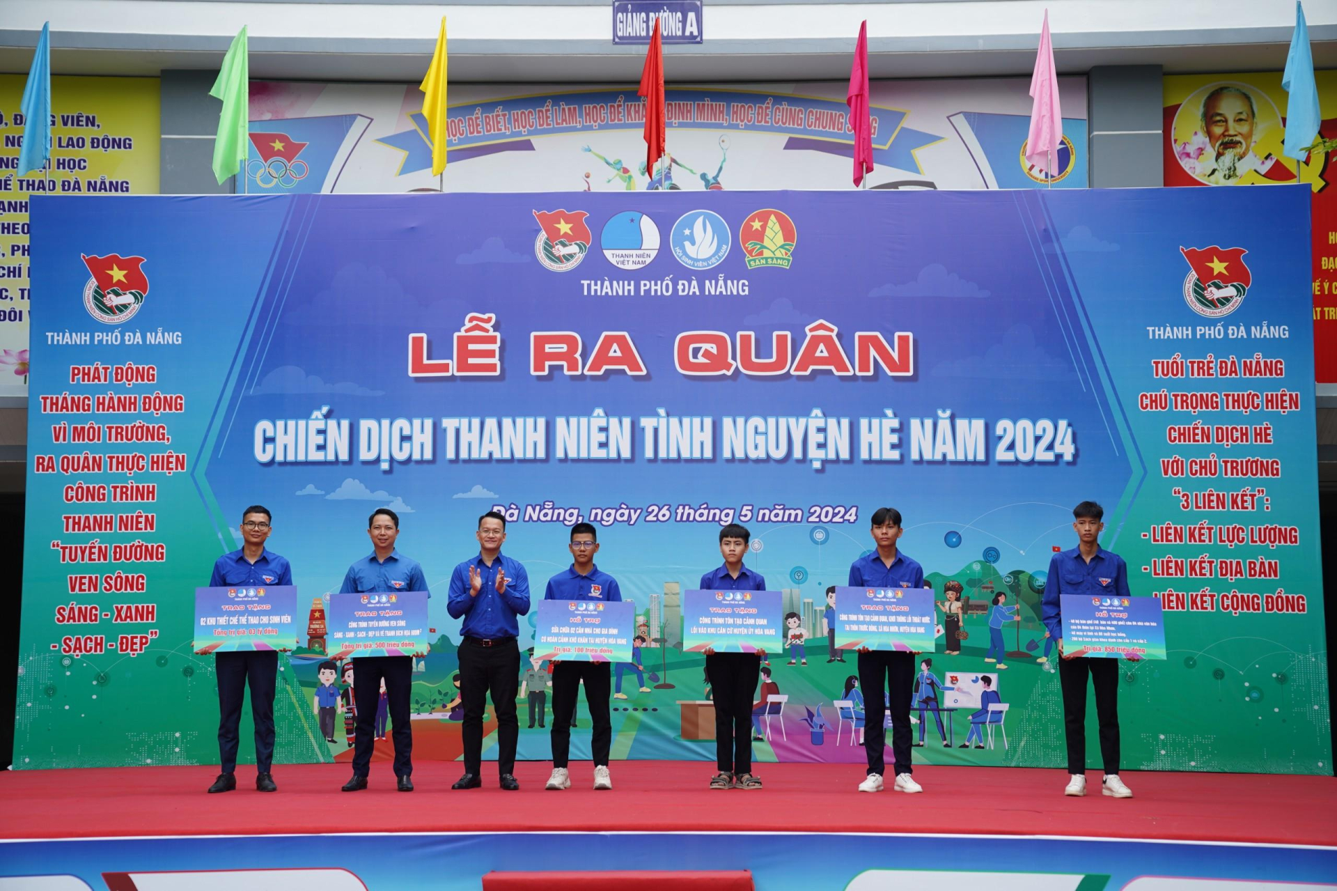 Ban tổ chức trao tặng các suất học bổng cho thanh niên có hoàn cảnh khó khăn vươn lên trong học tập.