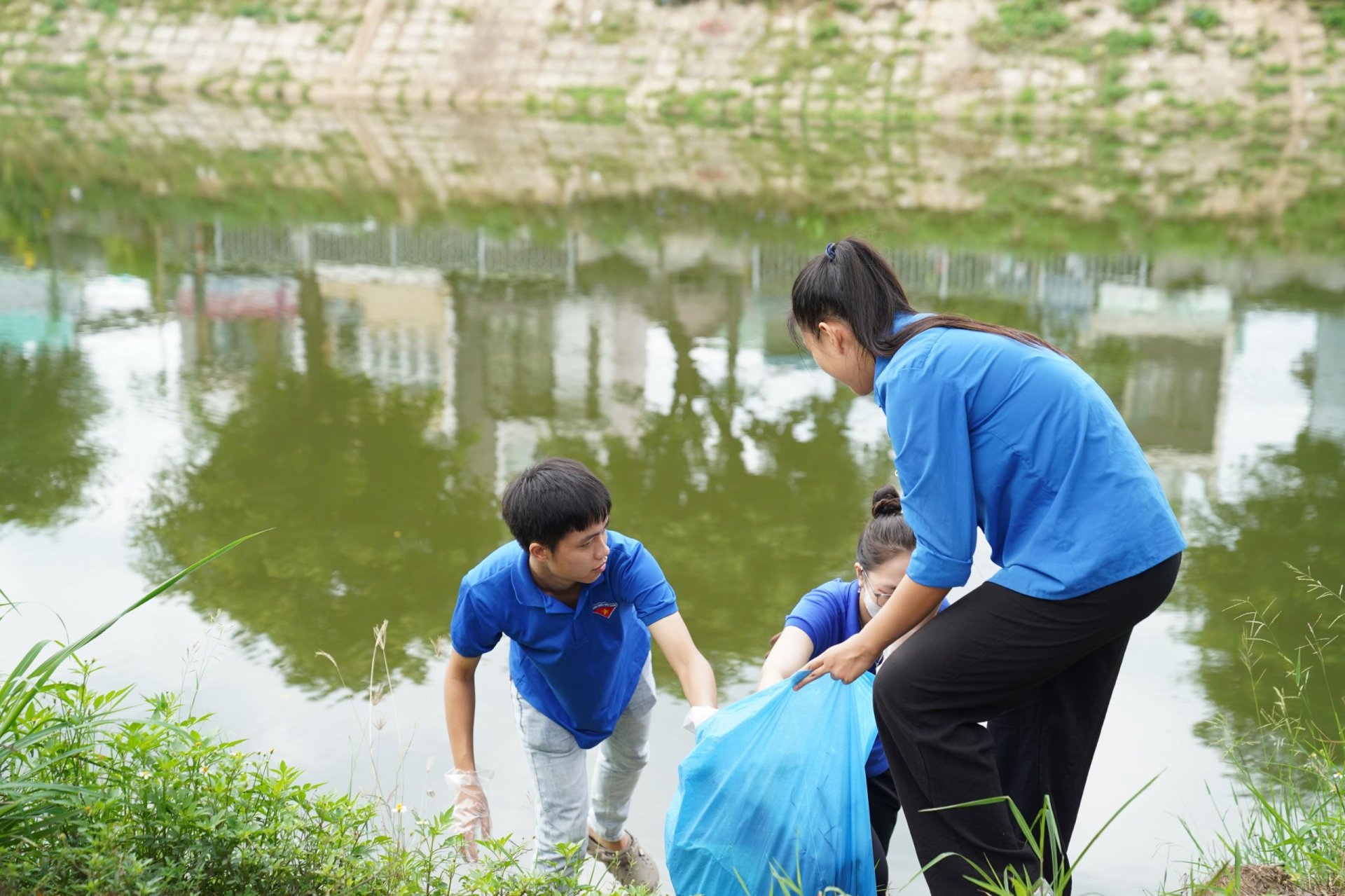 Ngay sau Lễ phát động, tuổi trẻ Đà Nẵng đồng loạt ra quân làm vệ sinh môi trường dọc kênh Phú Lộc, quận Thanh Khê, Đà Nẵng.