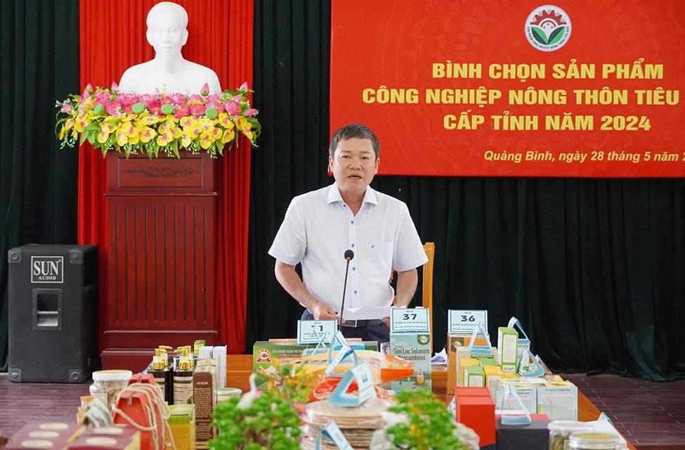 Ông Phan Phong Phú - Phó Chủ tịch UBND tỉnh Quảng Bình, đồng thời là Chủ tịch Hội đồng bình chọn sản phẩm CNNTTB cấp tỉnh năm 2024 chủ trì cuộc họp.