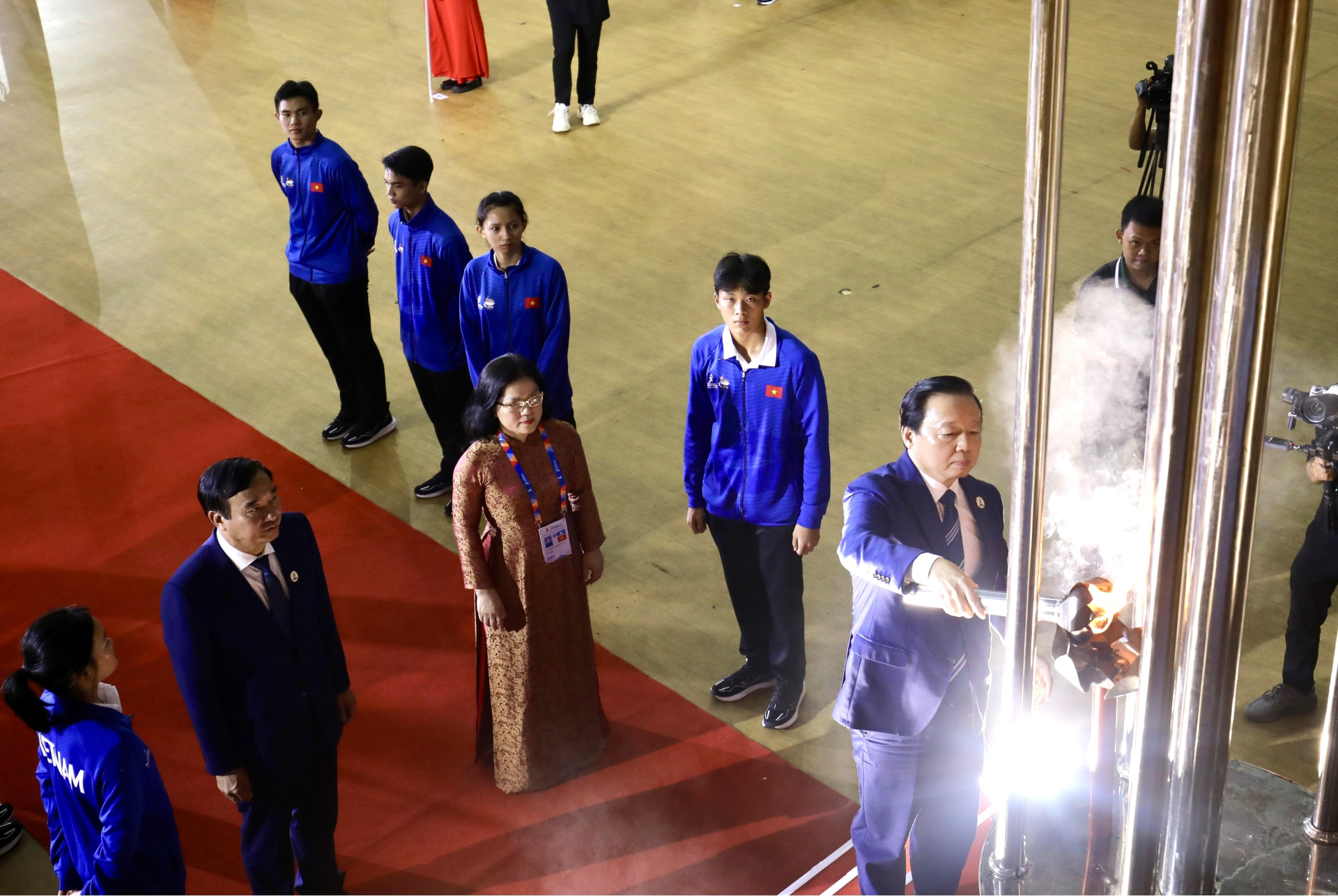 Ngọn lửa của Đại hội Thể thao học sinh Đông Nam Á được Phó Thủ tướng Chính phủ Trần Hồng Hà thắp lên trên lễ đài.