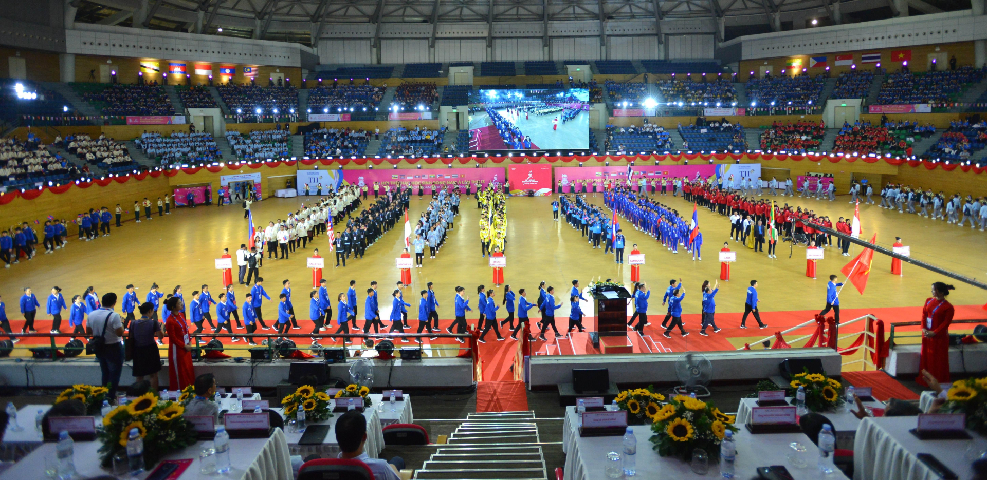 Lễ diễu hành trọng thể của 10 đoàn thể thao: Brunei, Campuchia, Indonesia, Lào, Malaysia, Myanmar, Philippines, Singapore, Thái Lan và chủ nhà Việt Nam.