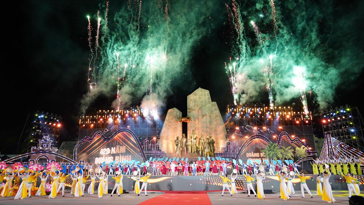 Màn pháo hoa tầm cao rực rỡ với nhiều sắc màu kéo dài 15 phút đã khép lại lễ kỷ niệm 420 năm hình thành tỉnh Quảng Bình thành công tốt đẹp.