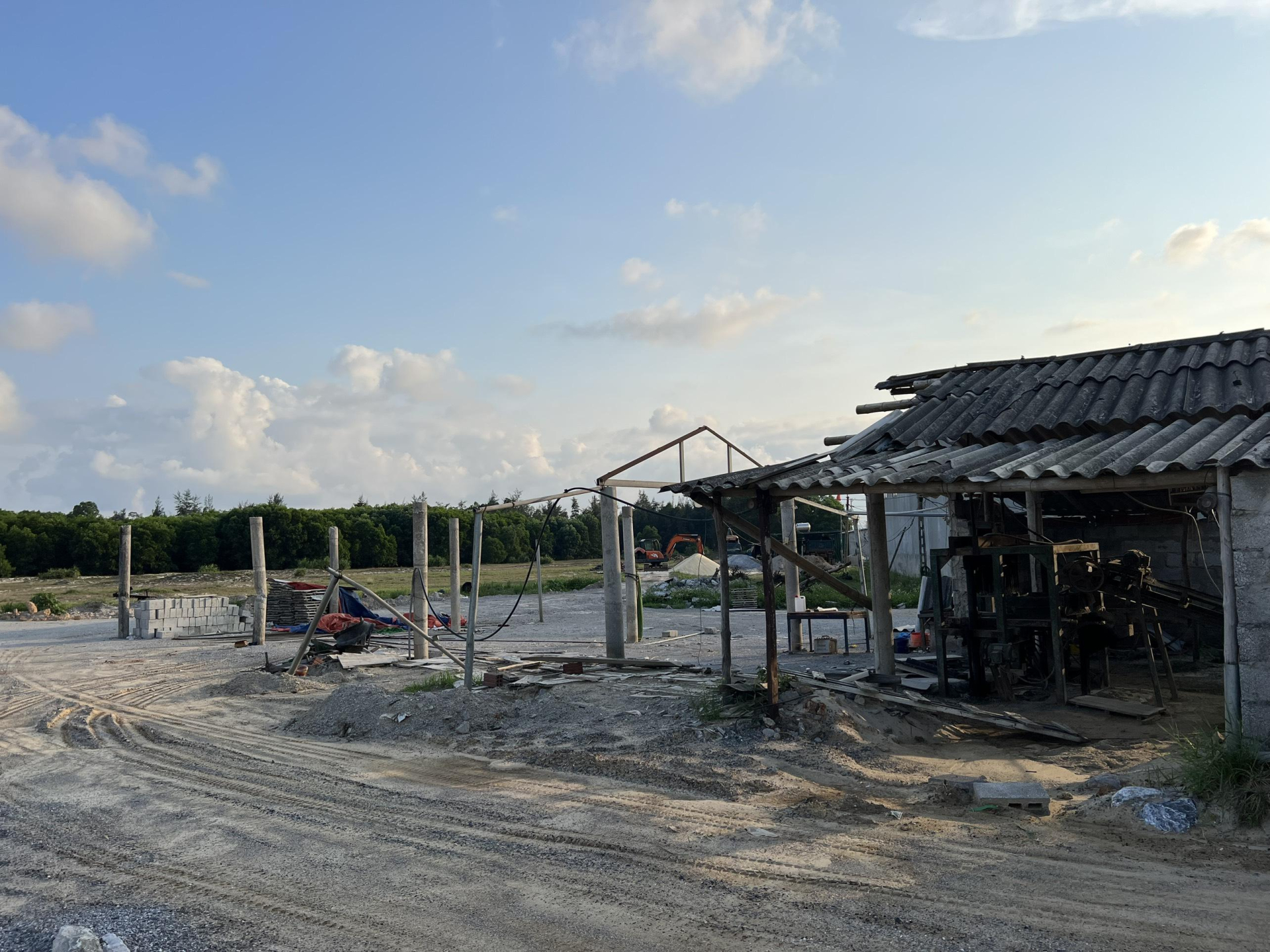 Cơ sở sản xuất vật liệu xây dựng của người dân trên đất rừng sản xuất thuộc UBND xã Cam Thủy (huyện Lệ Thủy, tỉnh Quảng Bình) quản lý đang tháo dỡ. (Ảnh: H.Anh)
