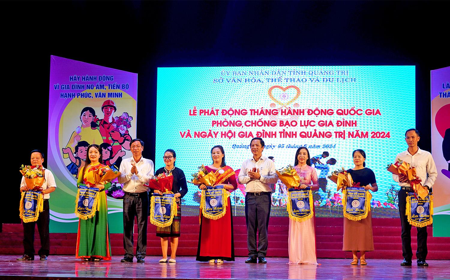 Đồng chí Hoàng Nam và lãnh đạo Sở VH-TT&DL tặng cờ lưu niệm cho các đơn vị tham gia Ngày hội Gia đình tỉnh Quảng Trị năm 2024.