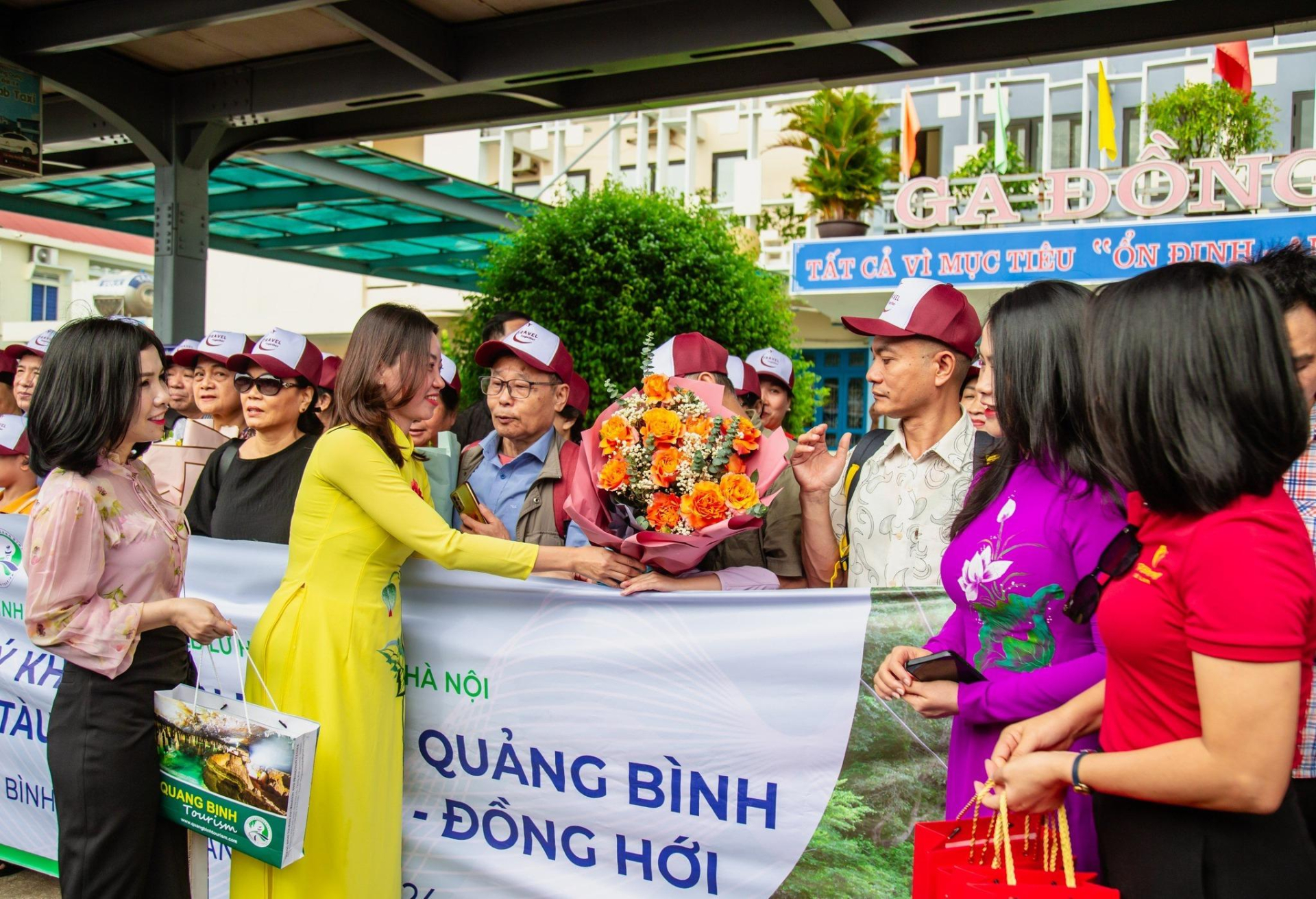 Tặng hoa chào đón du khách đến với Quảng Bình. (Ảnh: Vĩnh Quý)