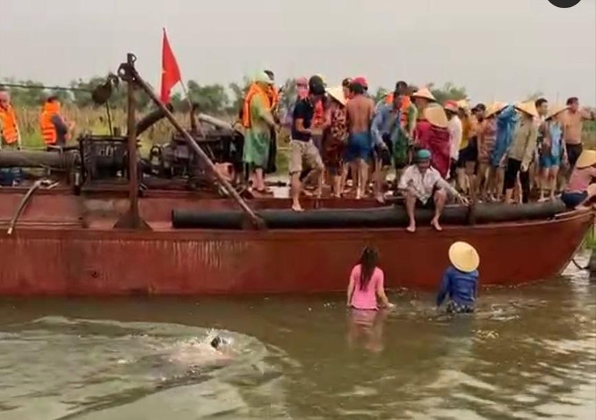Một số người dân thôn Thanh Bình 2, xã Hưng Trạch chiếm tàu trái phép gây cản trở hoạt động khai thác cát của doanh nghiệp.