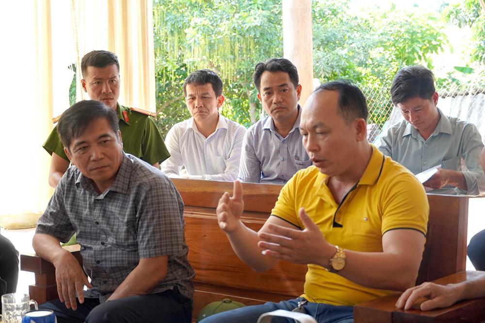 Phó Chủ tịch Thường trực UBND tỉnh Đoàn Ngọc Lâm trao đổi với hộ dân đang vướng mắc về bồi thường, GPMB tại xã Trường Thủy.