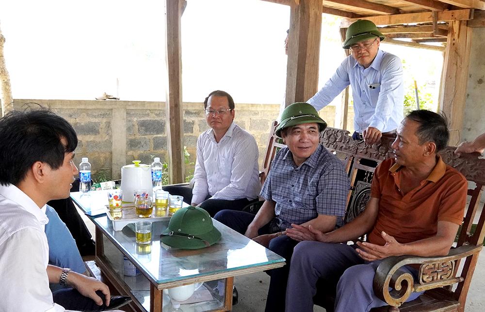 Phó Chủ tịch Thường trực UBND tỉnh lắng nghe tâm tư, nguyện vọng của hộ dân trong diện di dời, GPMB ở xã Phú Thủy.