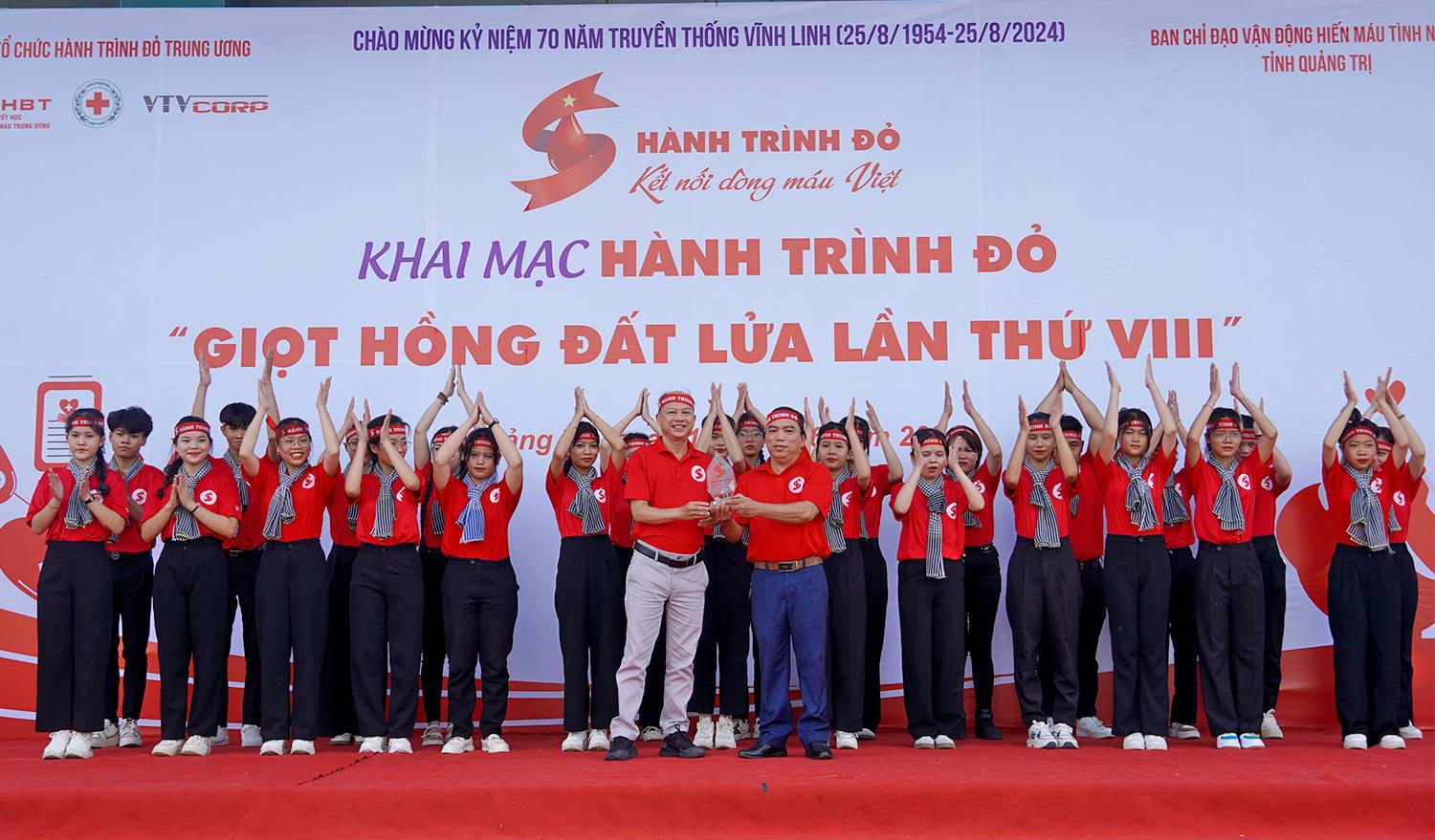 Hình trình đỏ là chương trình vận động hiến máu quy mô lớn nhất Việt Nam.