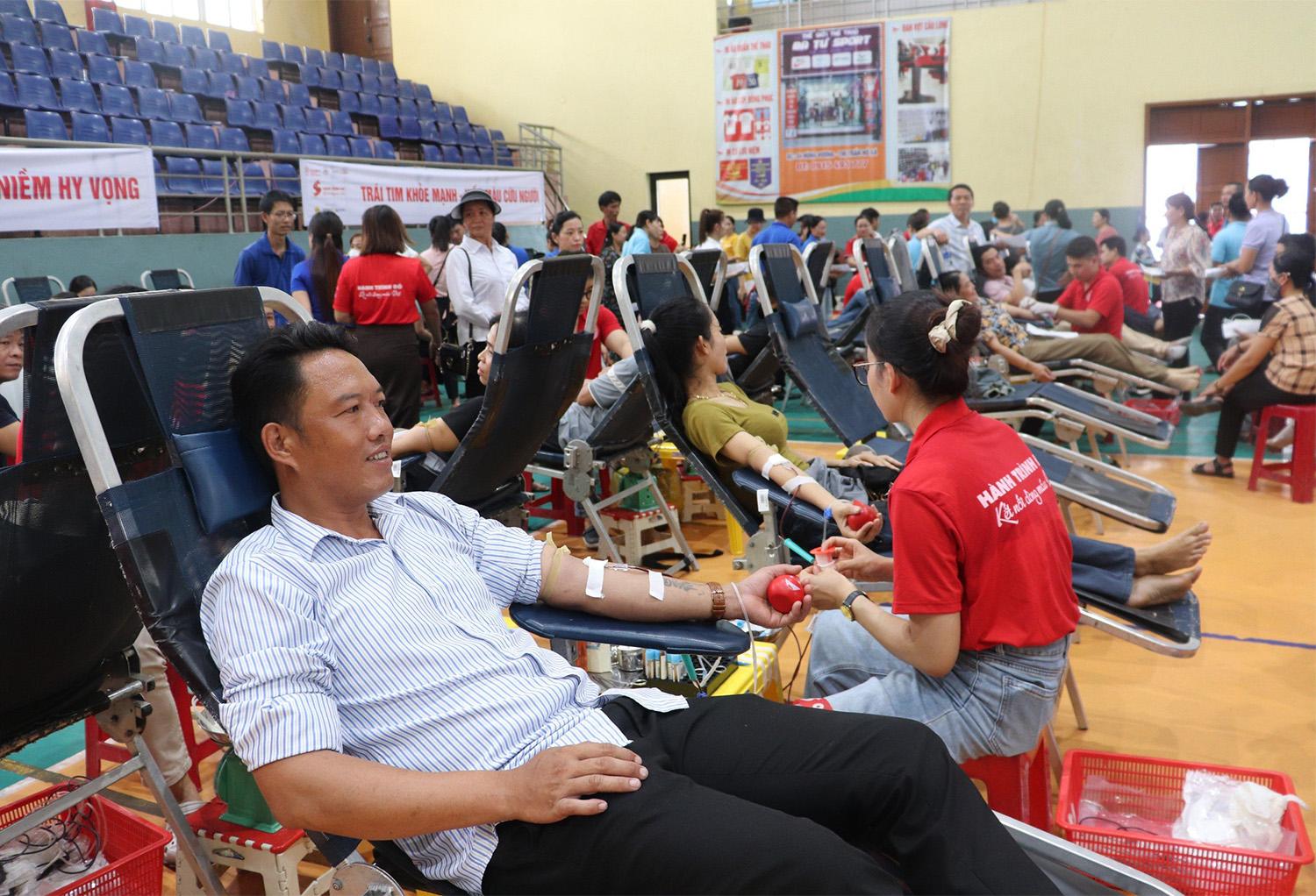 Đông đảo cán bộ, các tầng lớp nhân dân của tỉnh Quảng Trị tham gia hiến máu.