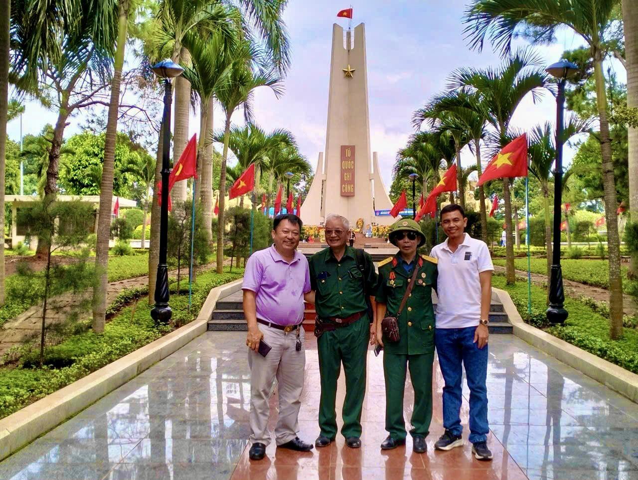 Cựu chiến binh và du khách chụp hình lưu niệm tại Nghĩa trang liệt sĩ TP. Buôn Ma thuột (Đắk Lắk).