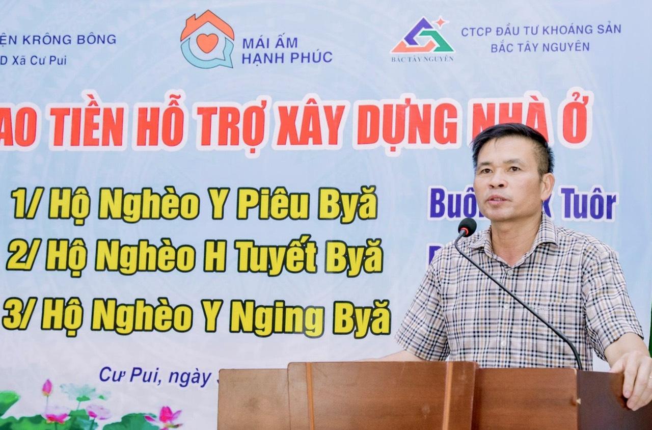 Ông Đỗ Quốc Hưng - Bí thư huyện ủy Krông Bông phát biểu trong ngày trao tiền hỗ trợ cho các gia đình khó khăn.