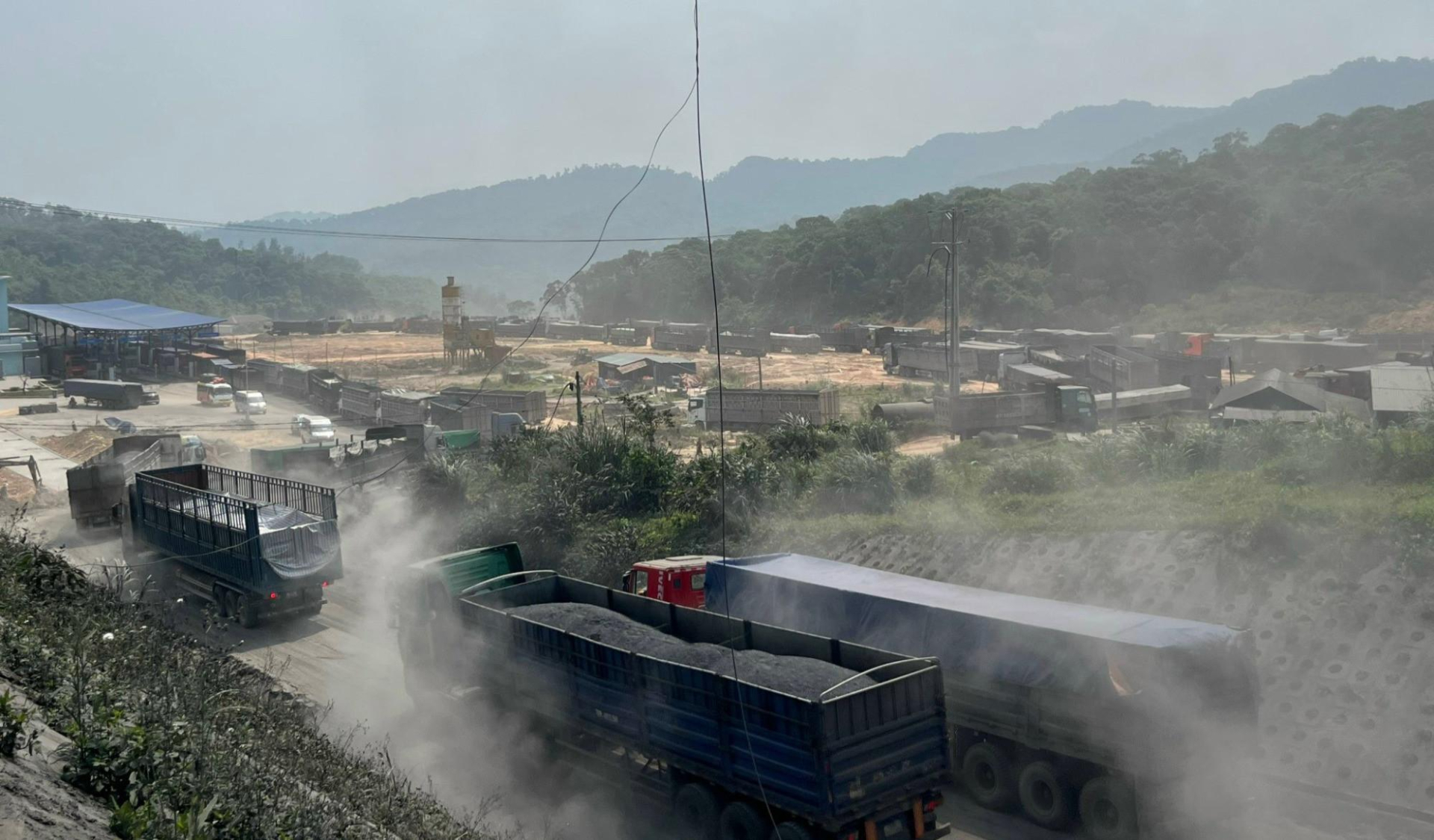 Xe chở than từ Lào về Việt Nam ùn ứ tại cửa khẩu La Lay. (Ảnh: Quang Thành)