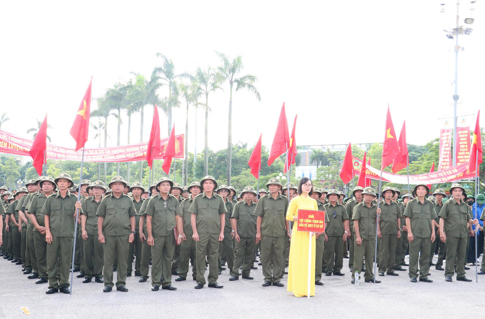 Lực lượng tham gia bảo vệ an ninh trật tự ở cơ sở trong buổi lễ ra mắt.
