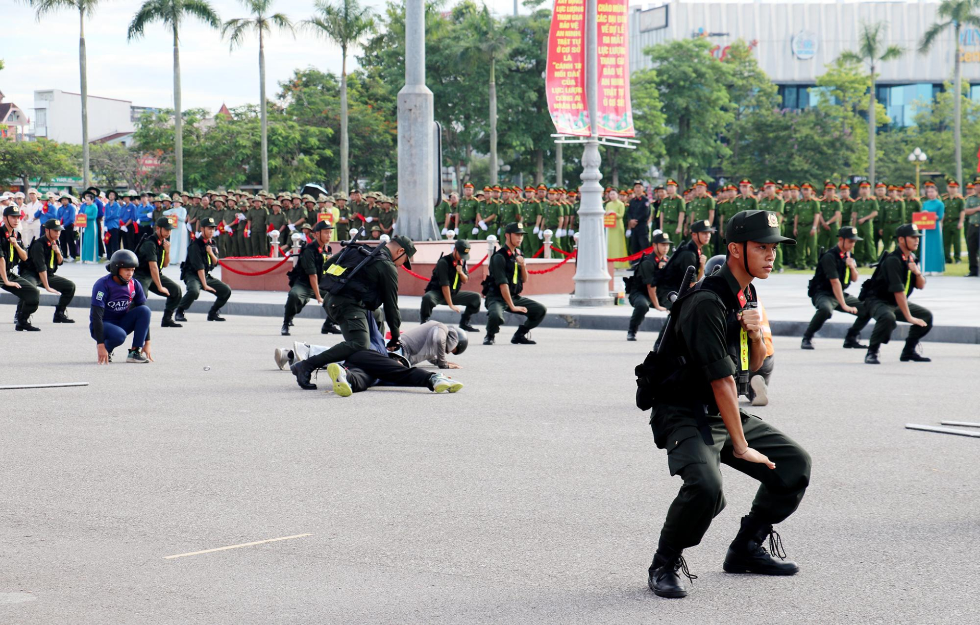 Lực lượng tham gia bảo vệ ANTT ở cơ sở biểu diễn võ thuật.