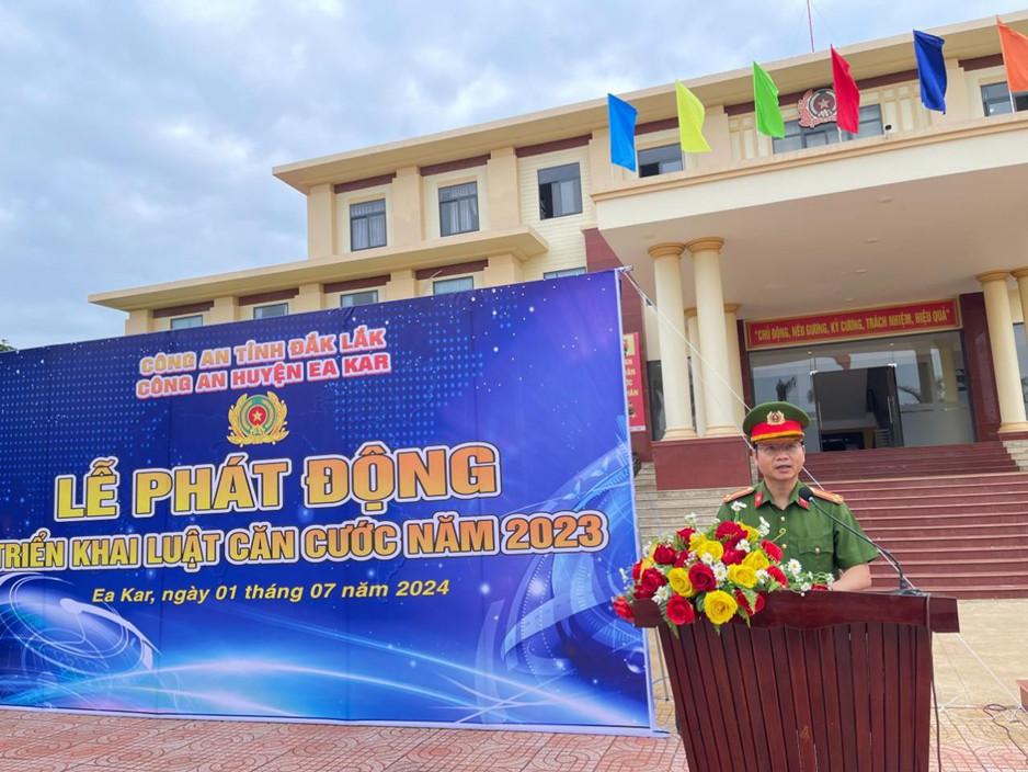 Trung tá Nguyễn Văn Thành - Phó trưởng Công an huyện thông qua nội dung kế hoạch triển khai thu nhận căn cước.