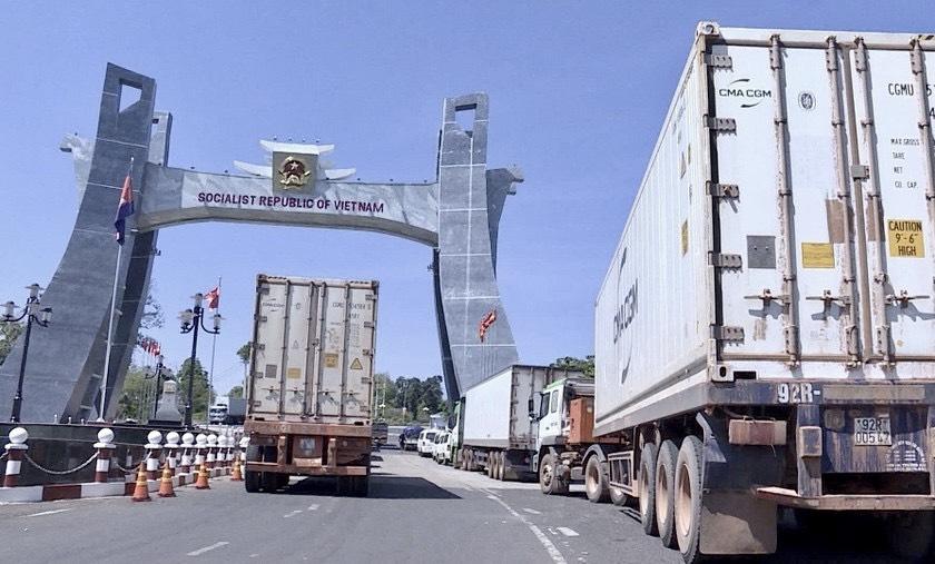 Xe chở hàng hóa từ Campuchia nhập khẩu sang Việt Nam thông qua Cửa khẩu Quốc tế Lệ Thanh.