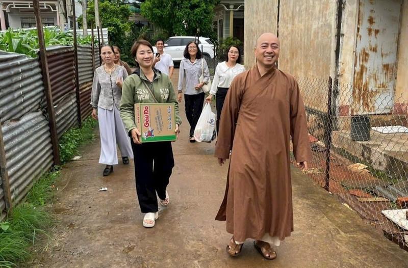 Đại diện chùa Hoa Nghiêm và các đơn vị trên đường đến nhà anh Nguyễn Thanh Hùng trao số tiền đã vận động được.