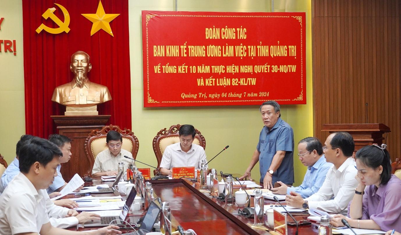 Ông Hà Sỹ Đồng - Phó Chủ tịch Thường trực UBND tỉnh Quảng Trị báo cáo các nội dung tại buổi làm việc.