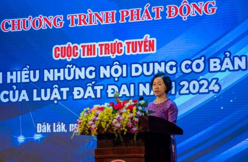 Bà Phan Thị Hồng Thắng, Giám đốc Sở Tư pháp, Trưởng ban tổ chức Cuộc thi trực tuyến “Tìm hiểu những nội dung cơ bản của Luật Đất đai năm 2024” phát biểu phát động hưởng ứng cuộc thi.