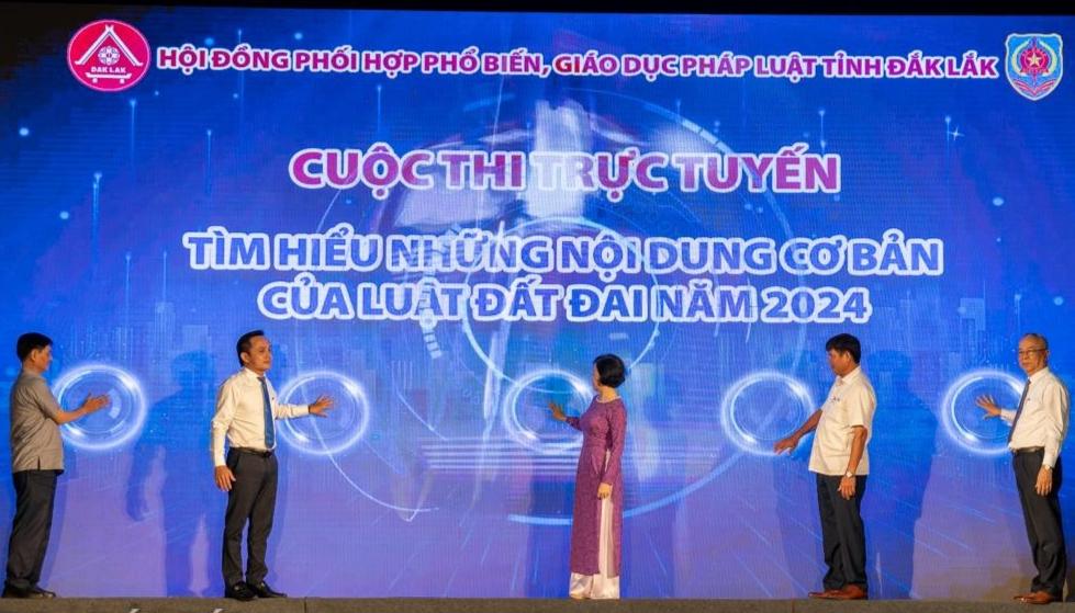 Các đại biểu thực hiện nghi thức phát động cuộc thi.