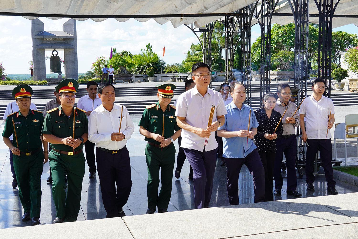 Phó Thủ tướng Chính phủ Lê Thành Long cùng các thành viên trong đoàn dâng hương tại Nghĩa trang Liệt sĩ Quốc gia Đường 9.