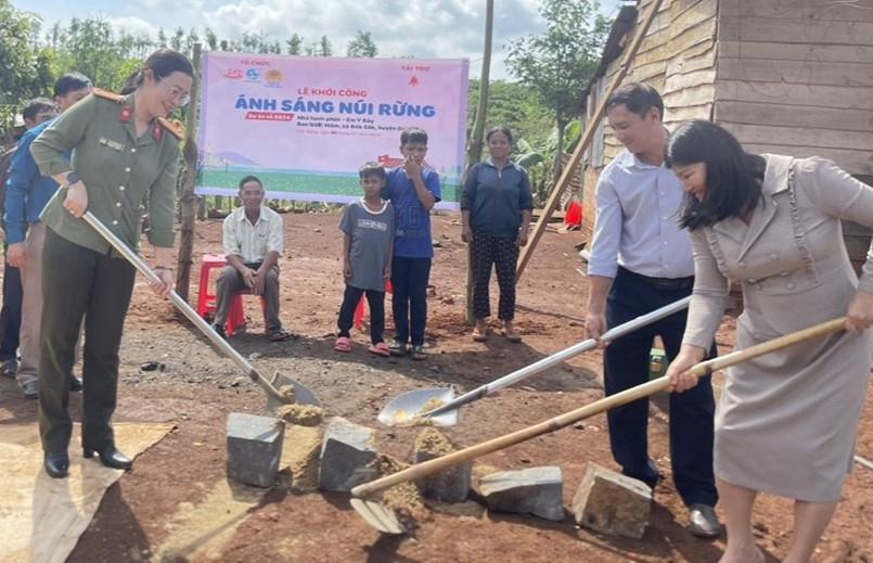 Lan tỏa chương trình “Mẹ đỡ đầu”, “Ngôi nhà hạnh phúc”.