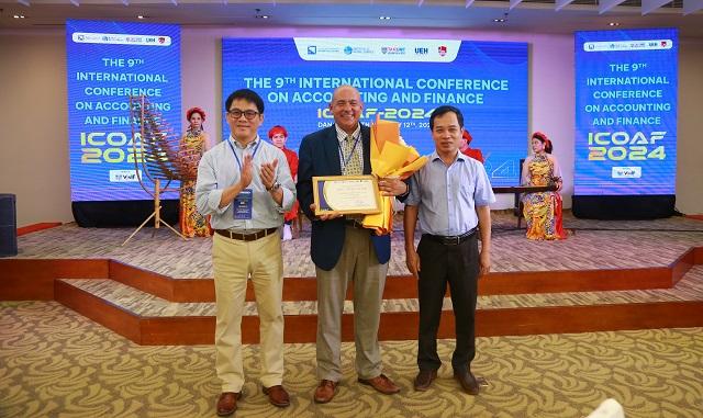 Ban tổ chức trao Best paper award cho nhóm tác giả.