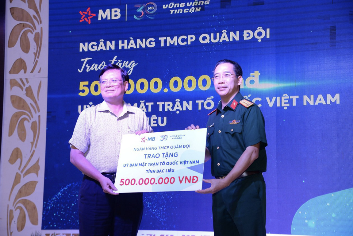MB trao tặng 500 triệu đồng tới UBMTTQ CN Bạc Liêu (Ảnh: MB)