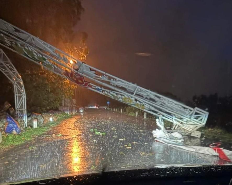 Cổng chào khu vực xã Thanh Trù (Vĩnh Yên) bị gãy đổ trong cơn mưa giông lớn, nhiều phương tiện ô tô không thể đi qua.