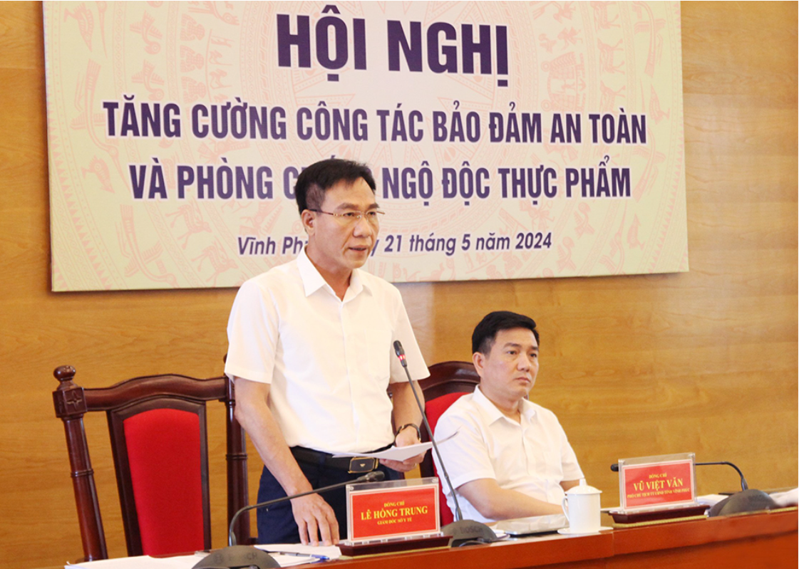 Giám đốc Sở Y tế Vĩnh Phúc Lê Hồng Trung phát biểu tại Hội nghị trực tuyến về tăng cường công tác đảm bảo an toàn và phòng chống ngộ độc thực phẩm của Bộ Y tế. (Ảnh: Dương Chung)