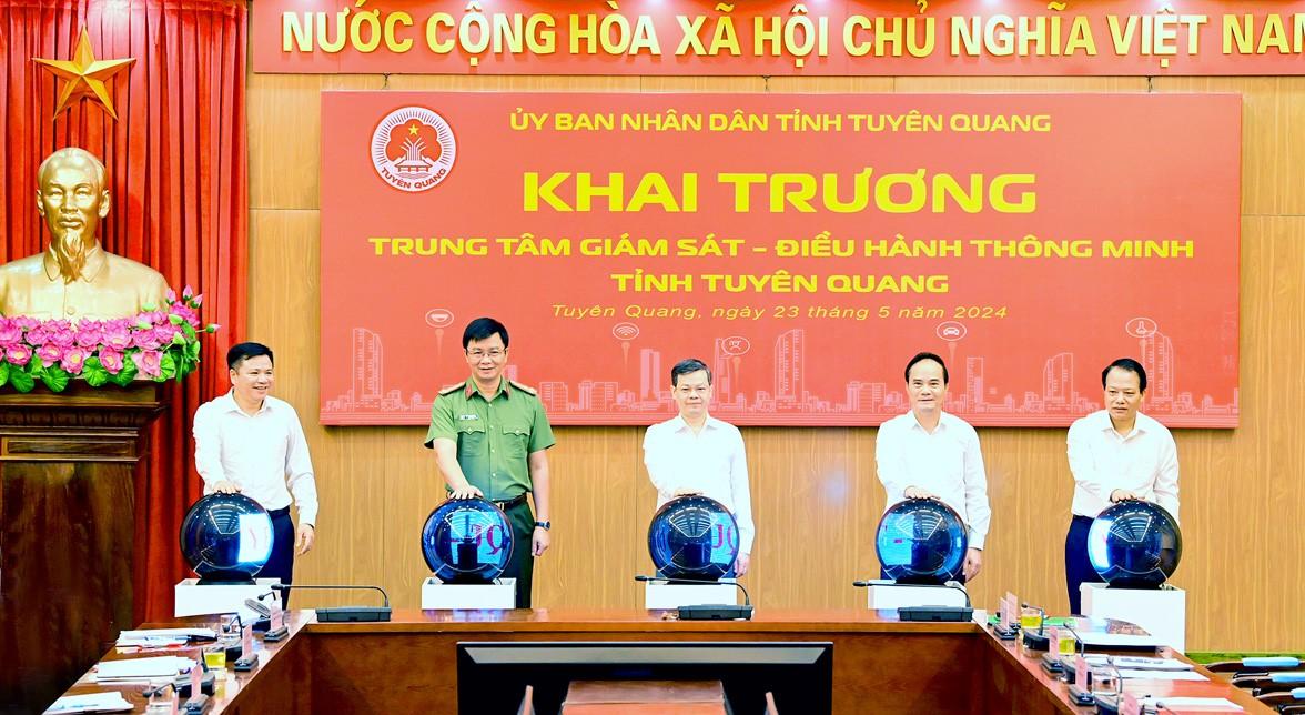 Các lãnh đạo UBND tỉnh và các sở, ngành nhấn nút khai trương Trung tâm Giám sát - Điều hành hành thông minh tỉnh Tuyên Quang. (Ảnh: Việt Hòa)