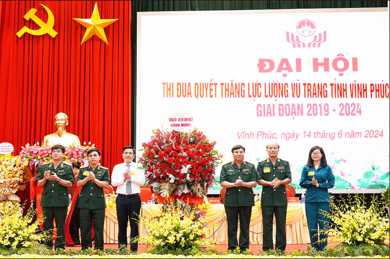 Trung tướng Phạm Đức Duyên, Bí thư Đảng ủy, Chính ủy Quân khu 2 tặng hoa chúc mừng Đại hội. Ảnh: Dương Hà