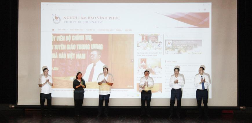 Các đại biểu nhấn nút ra mắt trang thông tin điện tử tổng hợp Hội Nhà báo Việt Nam tỉnh Vĩnh Phúc.