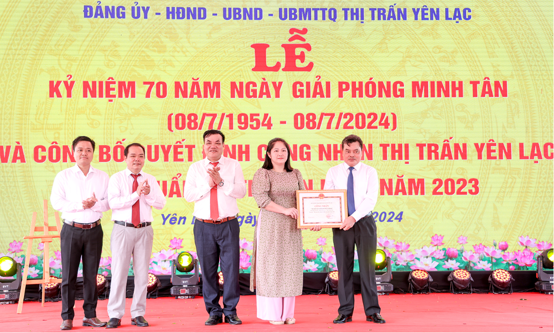 Chủ tịch UBND huyện Yên Lạc Nguyễn Ngọc Tú trao Quyết định công nhận thị trấn Yên Lạc đạt chuẩn Đô thị văn minh năm 2023. Ảnh: Khánh Linh