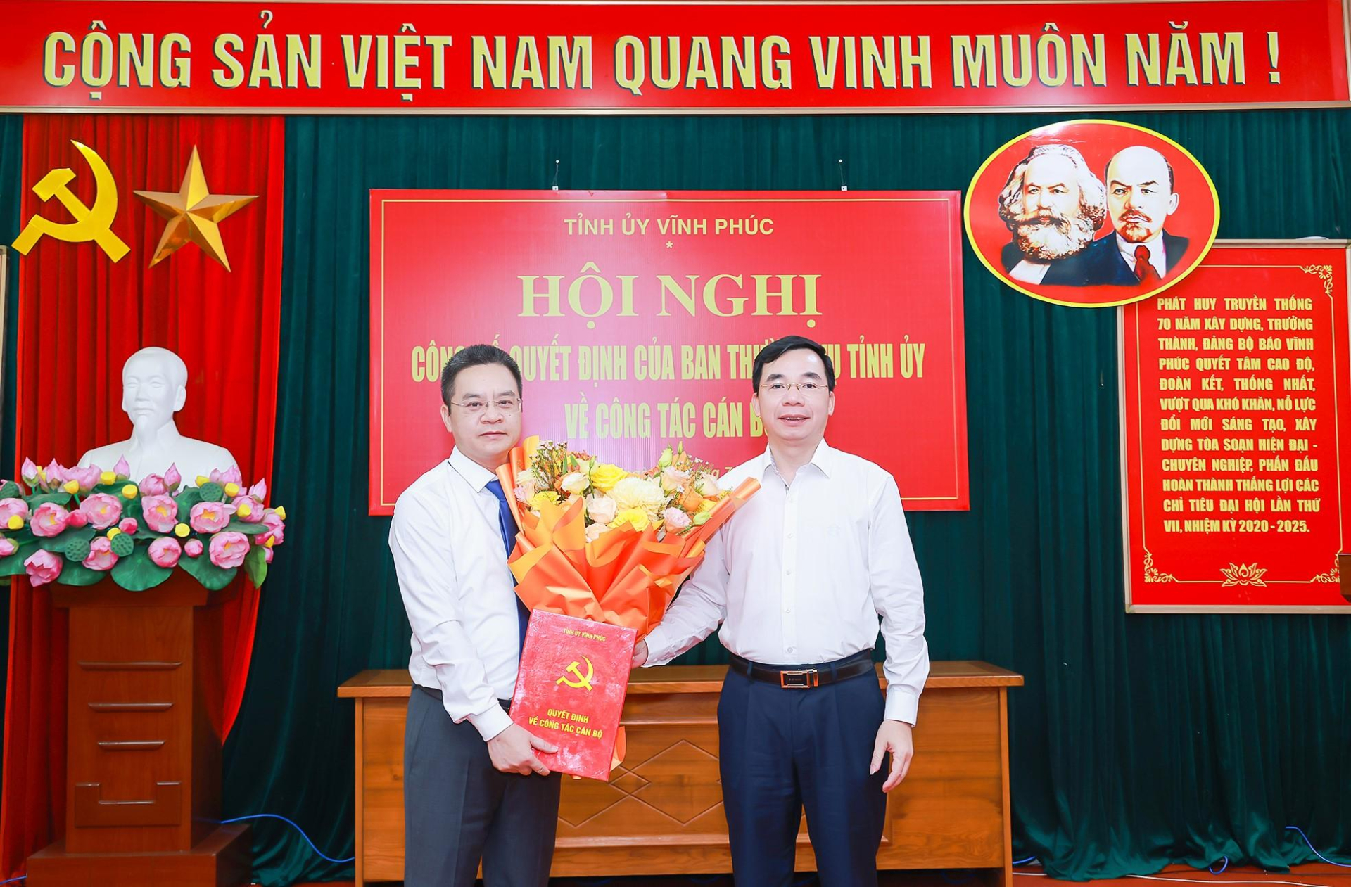 Ủy viên Thường trực Ban Thường vụ Tỉnh ủy Vĩnh Phúc, Trưởng Ban Tuyên giáo Tỉnh ủy Bùi Huy Vĩnh trao quyết định của Ban Thường vụ Tỉnh ủy bổ nhiệm Phó Tổng biên tập Báo Vĩnh Phúc cho đồng chí Đỗ Hoàng Hanh. (Ảnh: BVP)